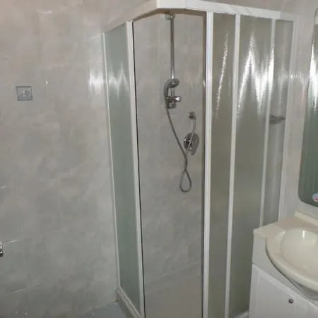 In For Five Guests * ביביונה